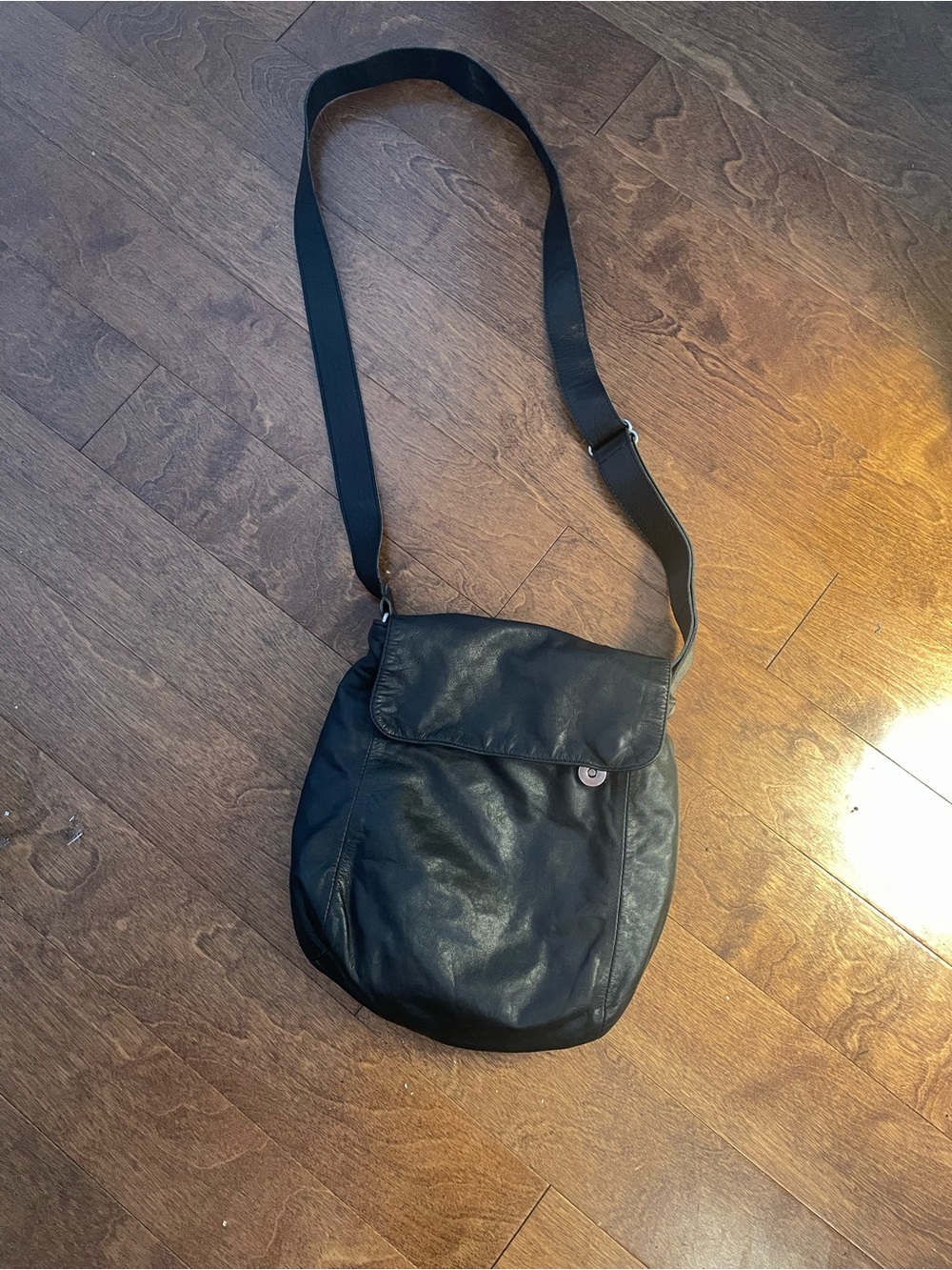 M0851 Black Leather-Look Messenger Bag with Adjustable Strap
